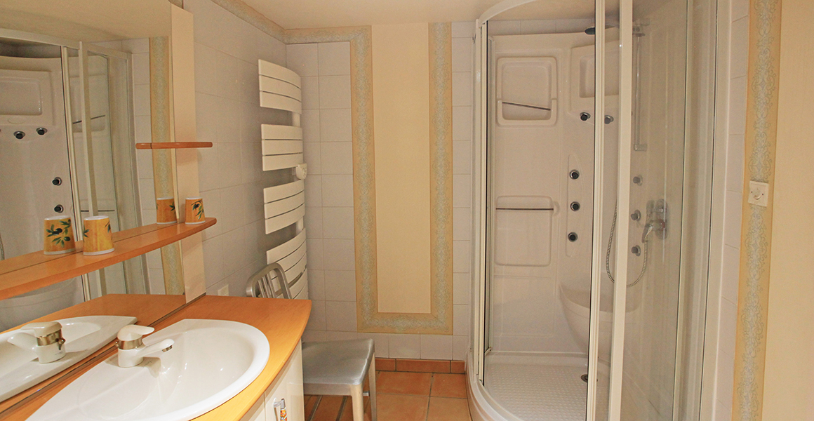 Ground floor bath/shower room 