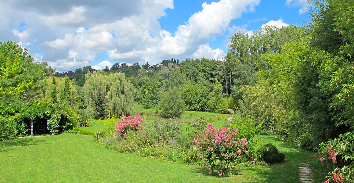 5 acres of grounds to explore