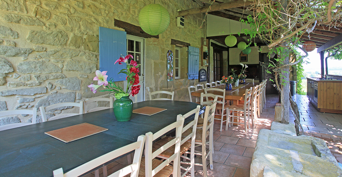 The covered terrace and summer kitchen 