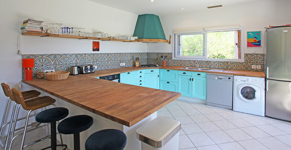 Kitchen with breakfast bar