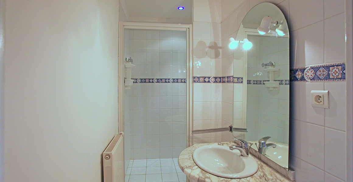 La Grande Maison first floor bedroom 2 en suite shower room