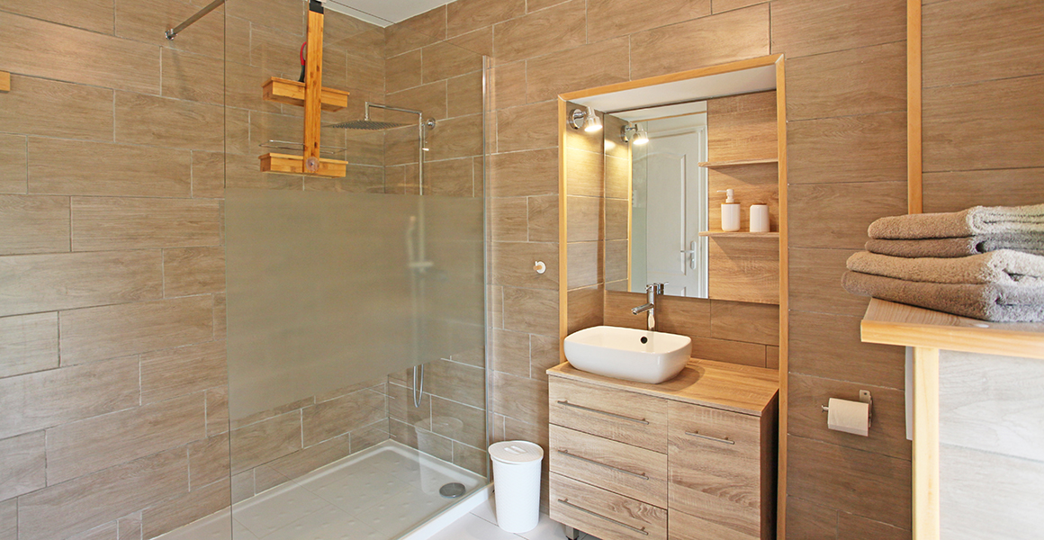 Grand Galicia en suite shower room