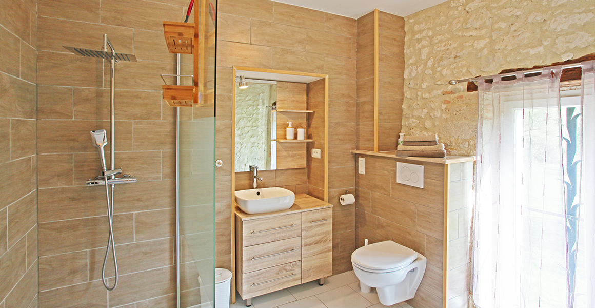 Grand Galicia en suite shower room