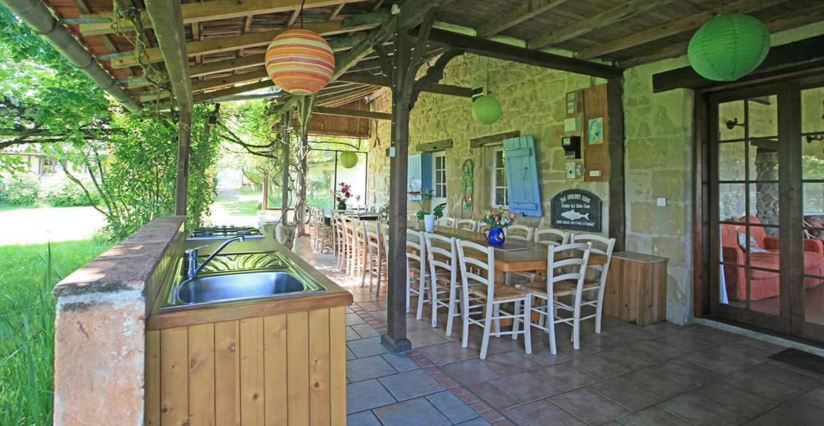 The covered terrace and summer kitchen 