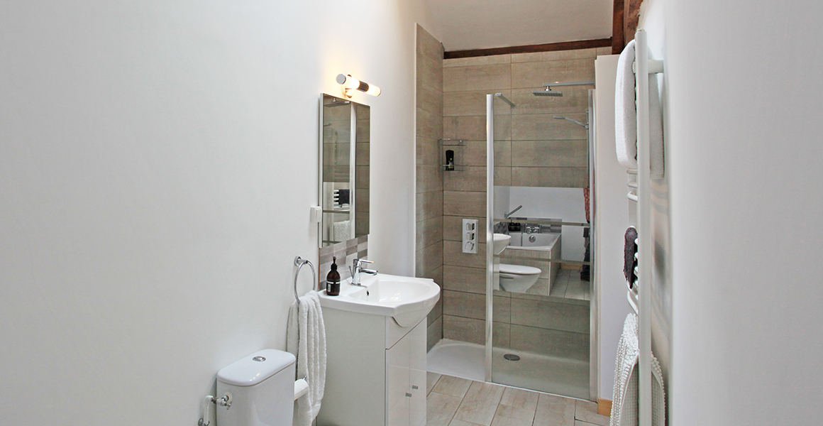 Master bedroom en suite bath and shower room