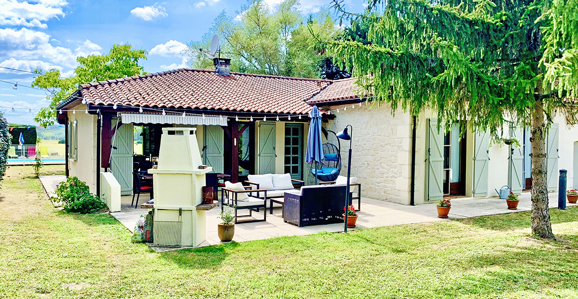 The terrace at the front with BBQ