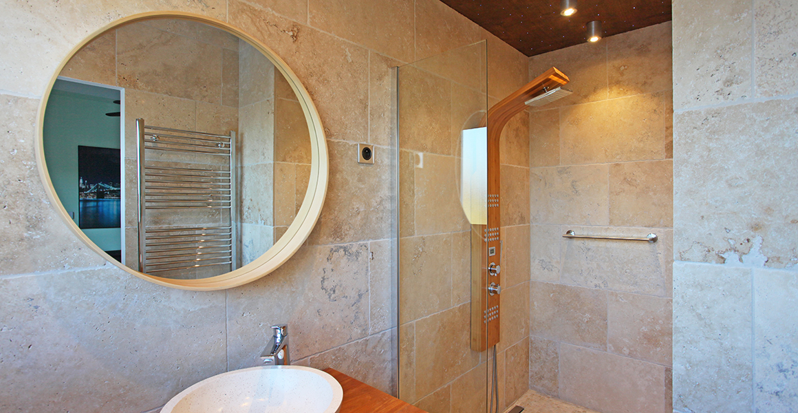 Bedroom 2 en suite shower room