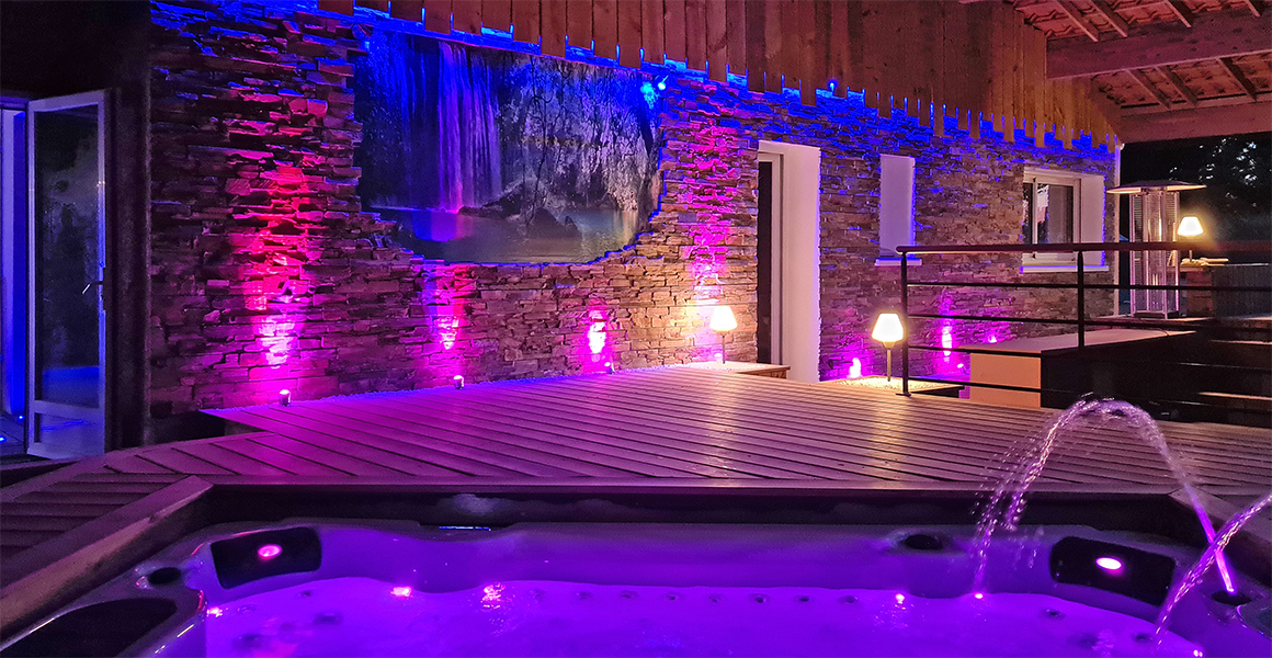 The covered terrace and jacuzzi at night