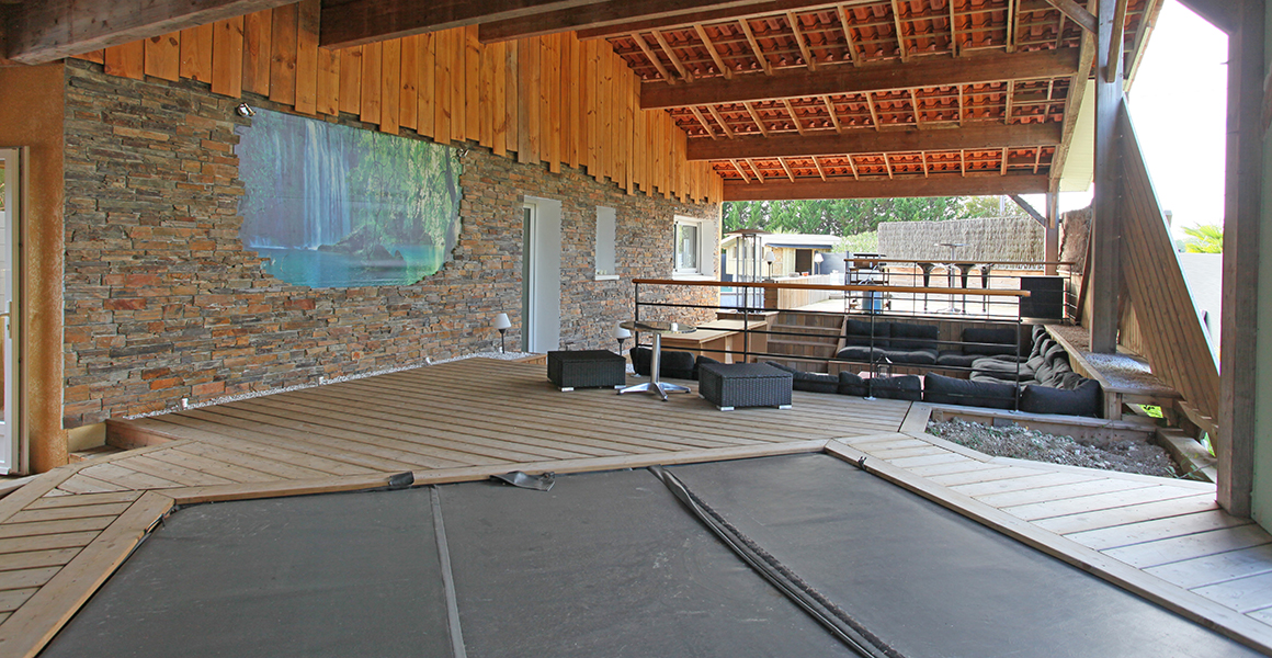 The huge covered terrace with sunken jacuzzi