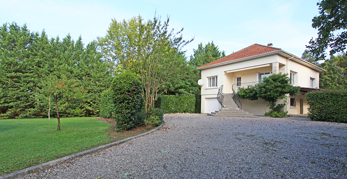 The large driveway with ample parking