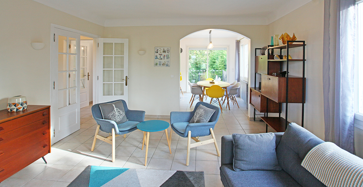 The lounge area looking towards the kitch/dining area