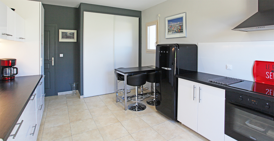 Maison de Piliers kitchen