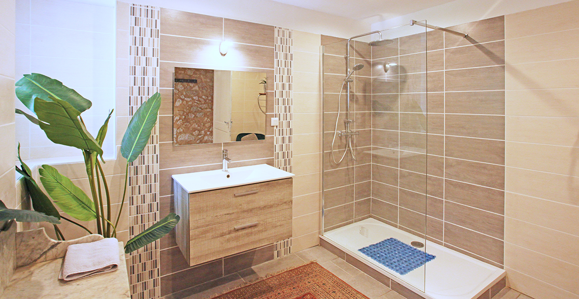 The studio 'Walnut' shower room