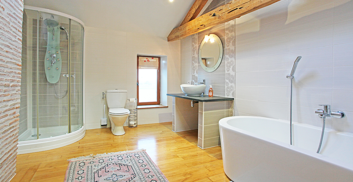 Farmhouse family bathroom