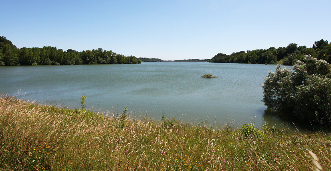 Lac de l'Escourou is close by for walks